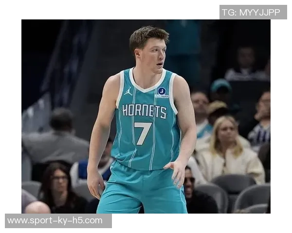 克尼佩尔高中展示母校球衣寄托希望期待他成为学生们的榜样